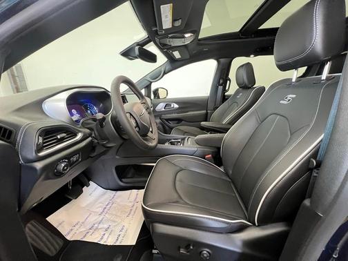 2025 Chrysler Pacifica Hybrid Select