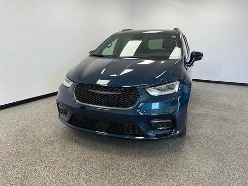 2025 Chrysler Pacifica Hybrid Select