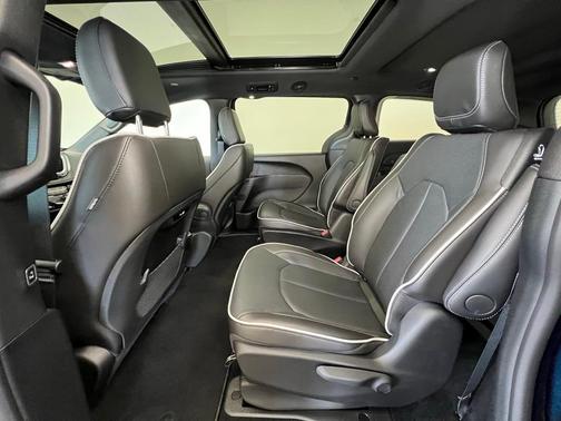 2025 Chrysler Pacifica Hybrid Select
