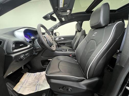 2025 Chrysler Pacifica Hybrid Select