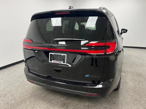 2025 Chrysler Pacifica Hybrid Select