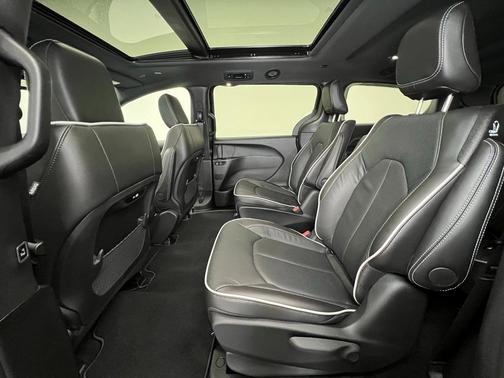 2025 Chrysler Pacifica Hybrid Select