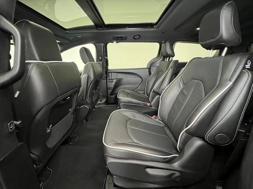 2025 Chrysler Pacifica Hybrid Select