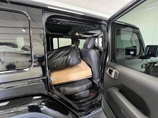 2022 Jeep Wrangler Unlimited Sahara Altitude