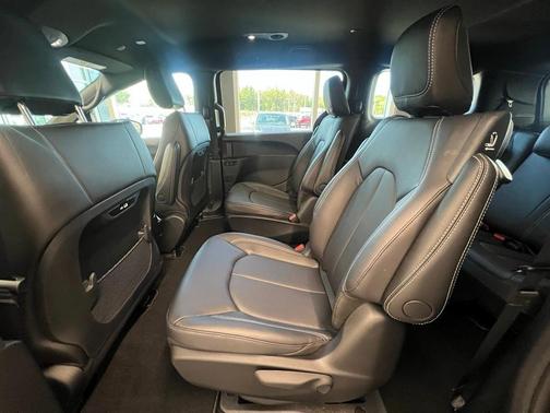 2025 Chrysler Pacifica Hybrid Select