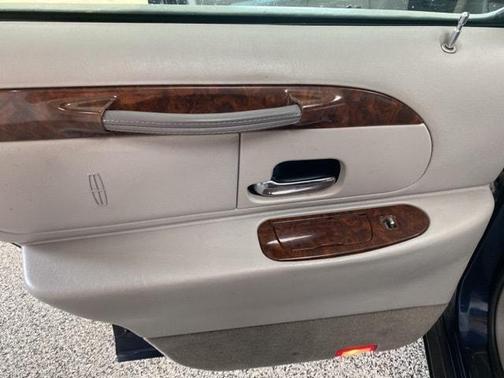 Used 2001 Lincoln Town Car for Sale 