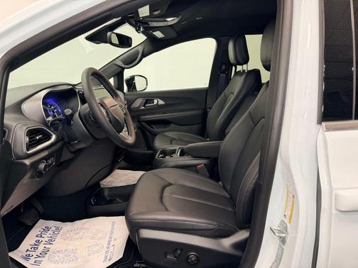 Bright White 2027 Chrysler Pacifica SELECT