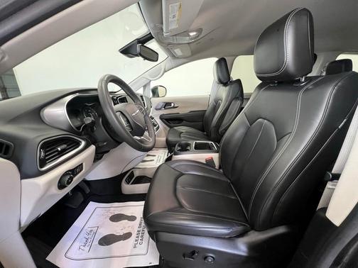 2023 Chrysler Pacifica Touring-L