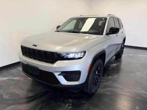 Silver Zynith 2024 Jeep Grand Cherokee Laredo