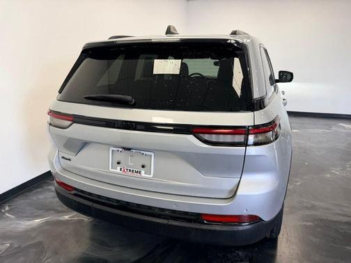 Silver Zynith 2024 Jeep Grand Cherokee Laredo