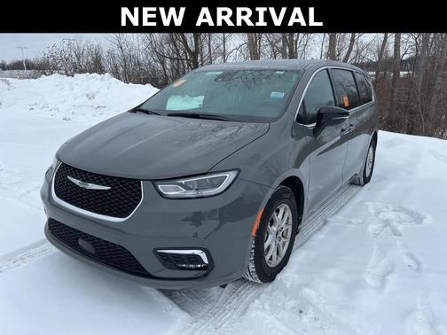 2025 Chrysler Pacifica Select