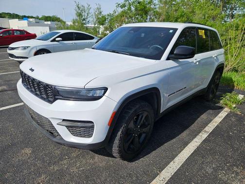 Bright White Clearcoat 2023 Jeep Grand Cherokee Altitude