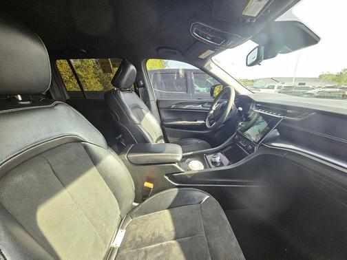 Bright White Clearcoat 2023 Jeep Grand Cherokee Altitude