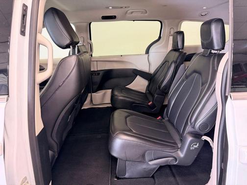 Bright White Clearcoat 2024 Chrysler Pacifica Touring-L