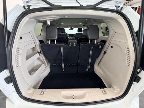 Bright White Clearcoat 2024 Chrysler Pacifica Touring-L