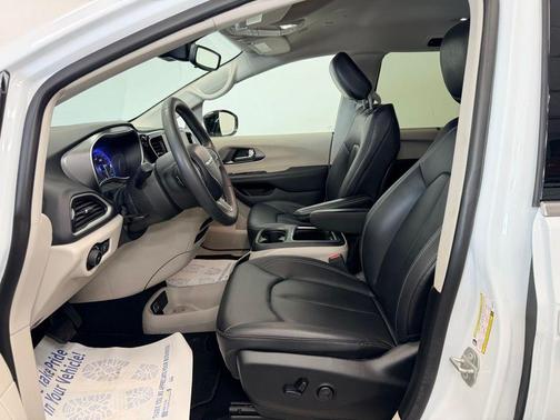 Bright White Clearcoat 2024 Chrysler Pacifica Touring-L