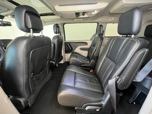 2016 Chrysler Town & Country Touring-L