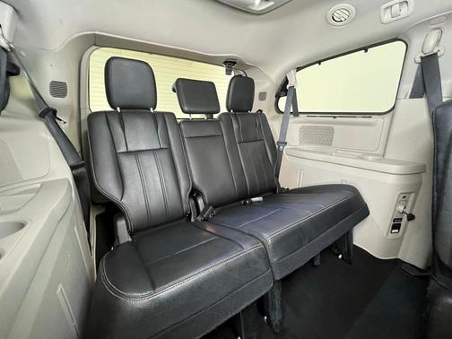 2016 Chrysler Town & Country Touring-L