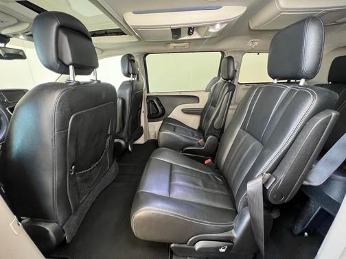 2016 Chrysler Town & Country Touring-L