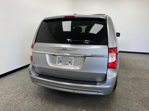 2016 Chrysler Town & Country Touring-L