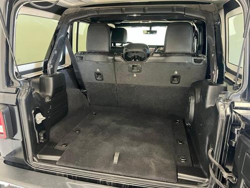 2020 Jeep Wrangler Unlimited Sahara Altitude