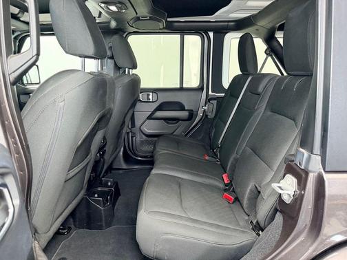 Granite Crystal Clearcoat Metallic 2018 Jeep Wrangler Unlimited Sahara