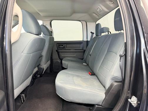 Brilliant Black Crystal Pearlcoat 2018 RAM 1500 Express