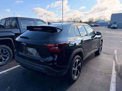 Mosaic Black Metallic 2026 Chevrolet Trax 1RS