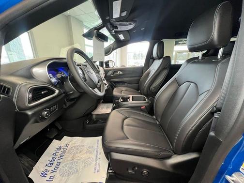 2026 Chrysler Pacifica Select AWD