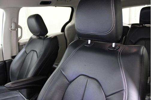2022 Chrysler Pacifica Touring-L