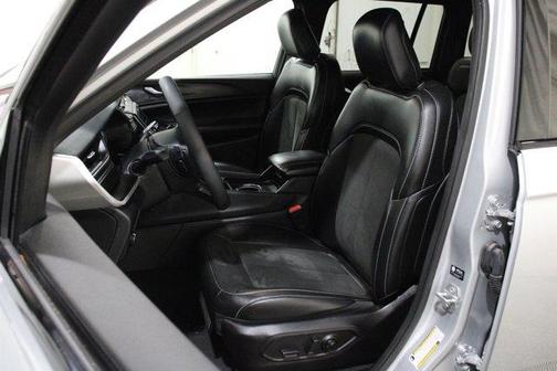Silver Zynith 2025 Jeep Grand Cherokee Laredo