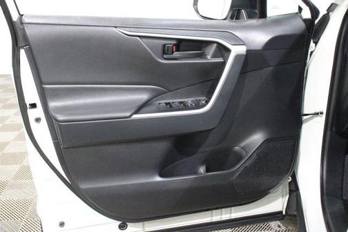 Ice 2025 Toyota RAV4 LE