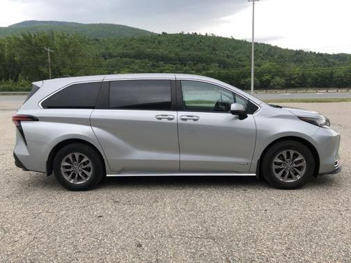 2021 Toyota Sienna XLE 7 Passenger