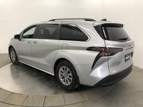 2023 Toyota Sienna LE