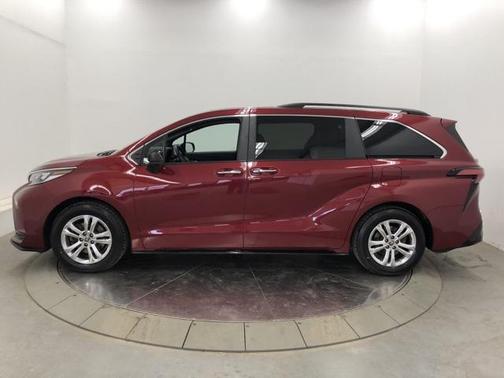 2022 Toyota Sienna XSE 7 Passenger