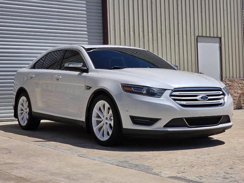 White Platinum Metallic Tri-Coat 2016 Ford Taurus Limited