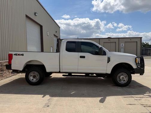 Oxford White 2017 Ford F-250 XL