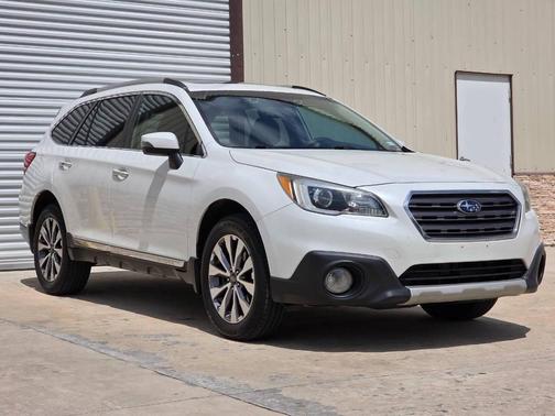 Crystal White Pearl 2017 Subaru Outback 3.6R Touring