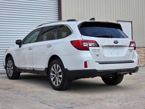 Crystal White Pearl 2017 Subaru Outback 3.6R Touring
