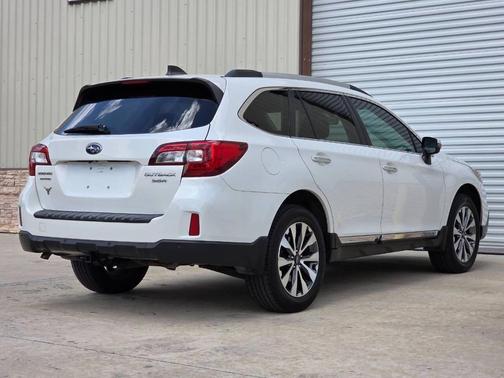 Crystal White Pearl 2017 Subaru Outback 3.6R Touring