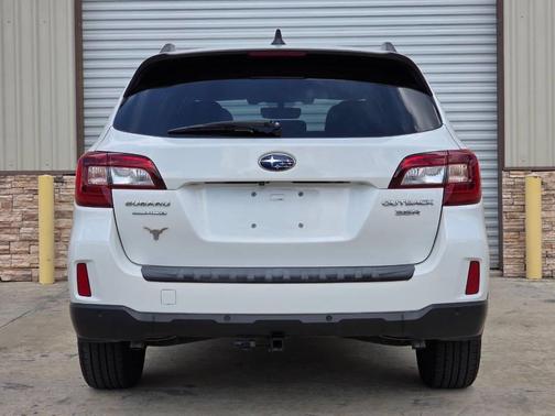 Crystal White Pearl 2017 Subaru Outback 3.6R Touring