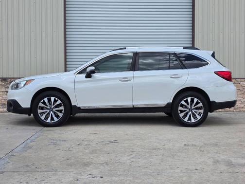 Crystal White Pearl 2017 Subaru Outback 3.6R Touring