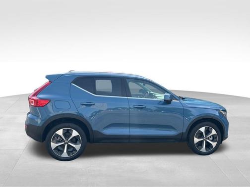 2025 Volvo XC40 B5 Plus Bright Theme