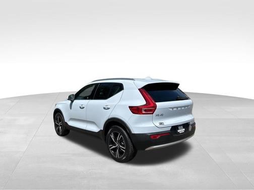 Cloud 9 White 2025 Volvo XC40 B5 Core Bright Theme