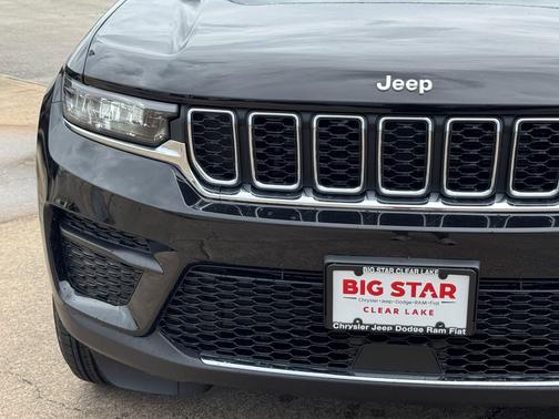 Diamond Black Crystal Pearlcoat 2026 Jeep Grand Cherokee Laredo