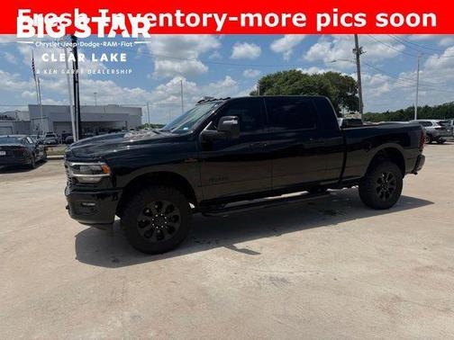 Diamond Black Crystal Pearlcoat 2024 RAM 2500 Laramie