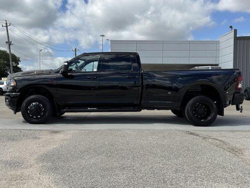 Diamond Black Crystal Pearlcoat 2024 RAM 3500 Lone Star