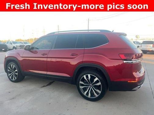 Red Metallic 2022 Volkswagen Atlas 3.6L SE w/Technology