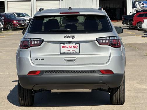 Silver Zynith Metallic Clearcoat 2026 Jeep Compass Latitude