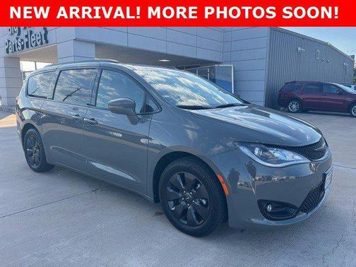 2020 Chrysler Pacifica Hybrid Red S